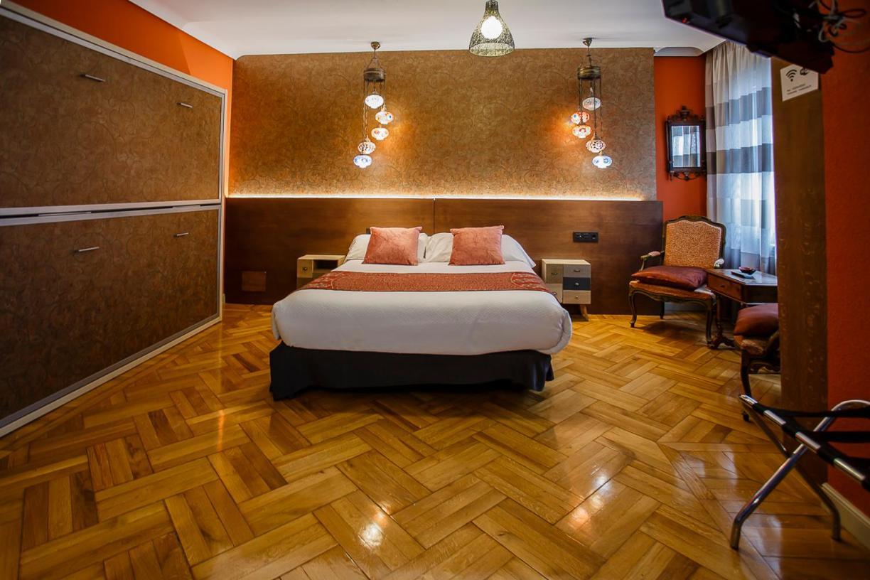 Hostal Rodas Pamplona Exterior photo